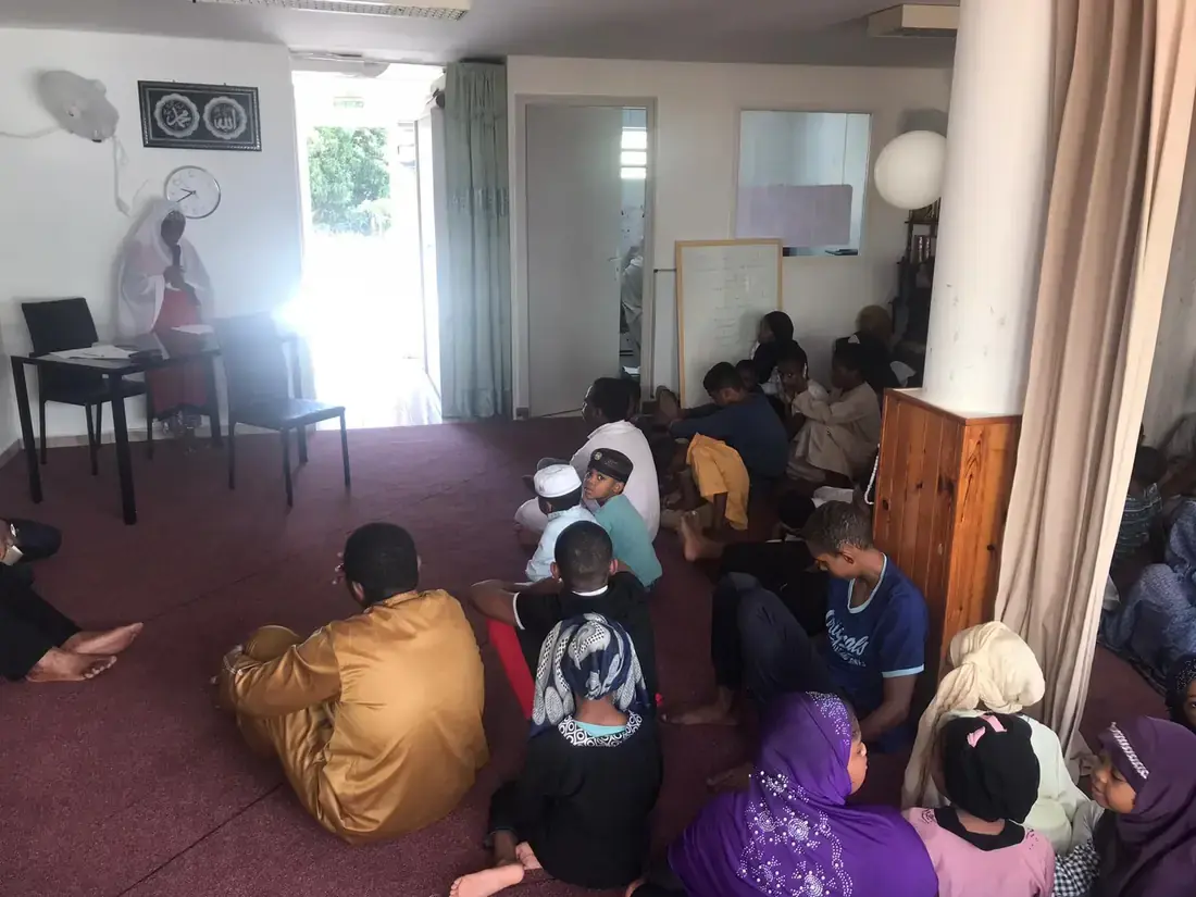 Les enfants pendant le cours à la madrassa des Alamendas, à Sainte-Clotilde.